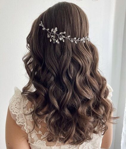 Estilos de penteado para madrinha de casamento cabelo solto