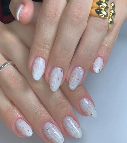 Unhas de noiva delicada