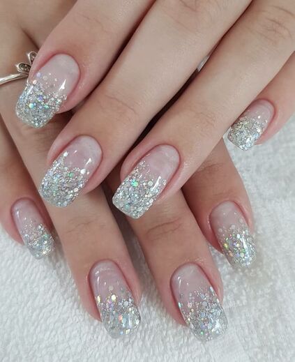 Modelos de unhas de noiva: unhas com pedrarias brilhantes