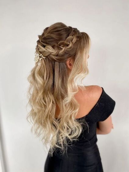 Estilos de penteado para madrinha de casamento cabelo solto