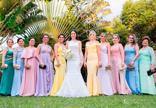 vestidos de noiva para o civil: algumas mulheres com vestidos de noivas coloridos